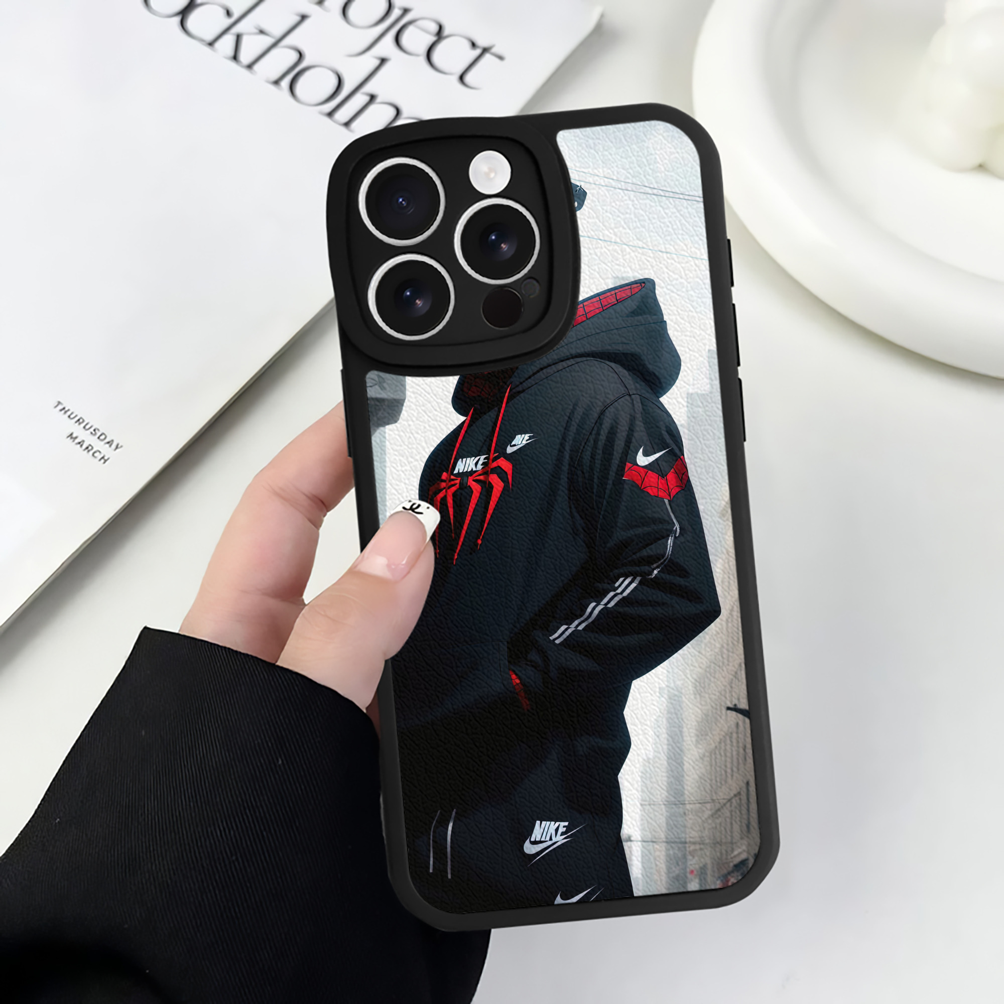 （画像用） Spider Man スパイダーマン 【iPhone 16シリーズ対応】シリコンスマホケース（レザー調） 材質：シリコン